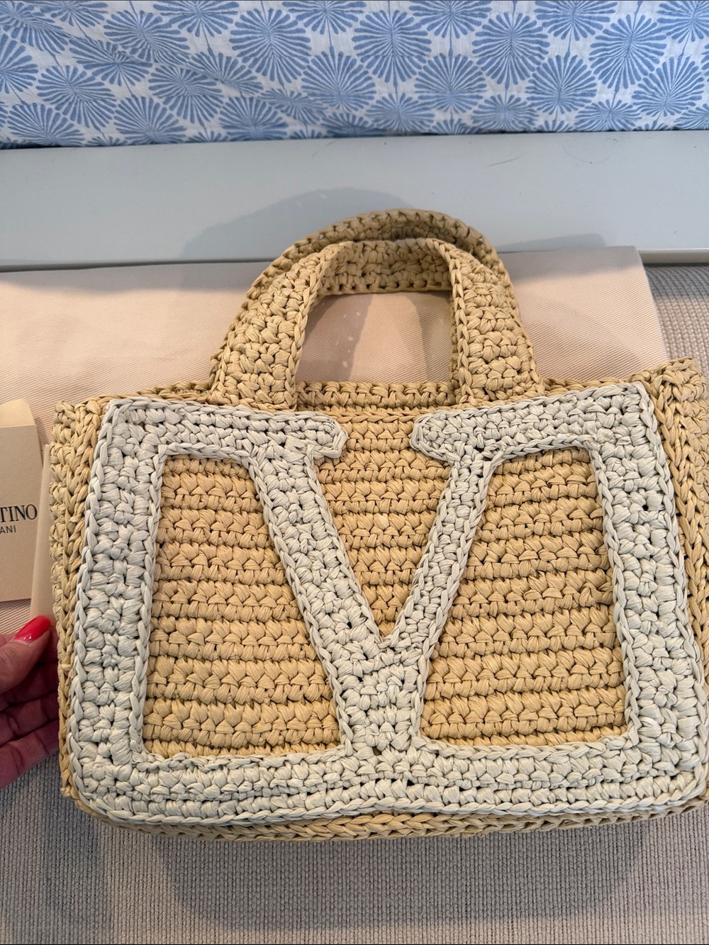 Valentino Garavani Two-Tone Crochet V Tote in Beige and Cream - Picture 6 of 7
